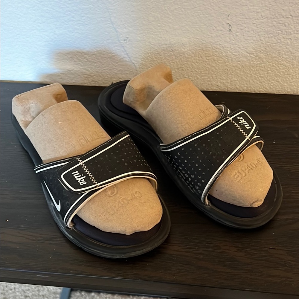 *30% OFF ANY 2 + ITEMS*   Nike Black and White Slide Sandals sz 8